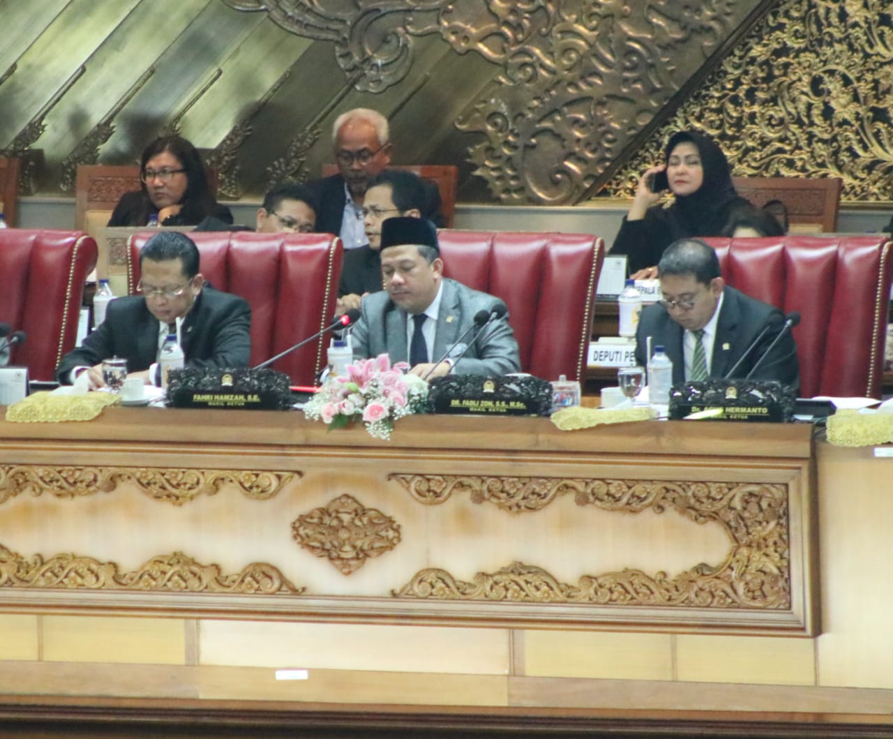 Menghadiri Rapat Paripurna DPR RI