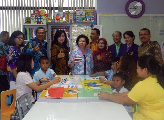 04 2710 Delegasi Top 25 Berkunjung ke salah satu Inovasi Yanlik Thai RS Queen Sirikit National Institute of Child Health yaitu layanan pendidikan bagi pasien rawat inap anak2