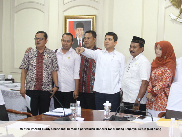 20150406 - ralat foto menteri menerima kunjungan honorer k2