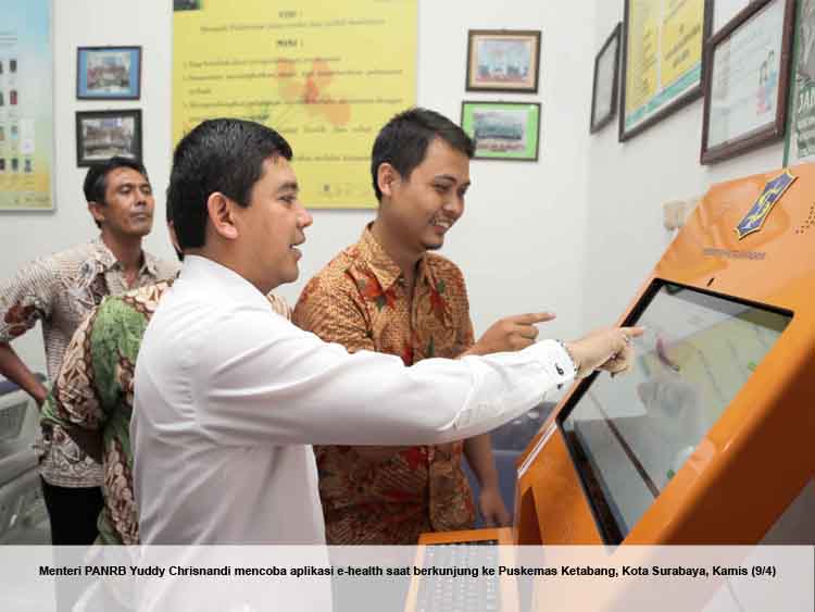 20150410 - Menteri mencoba aplikasi e-health