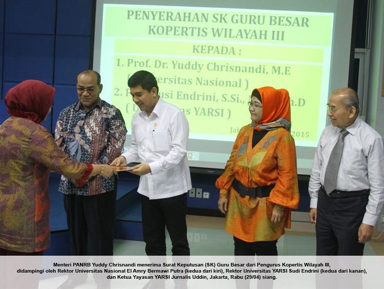 20150429 - Menteri menerima SK Guru Besar 1