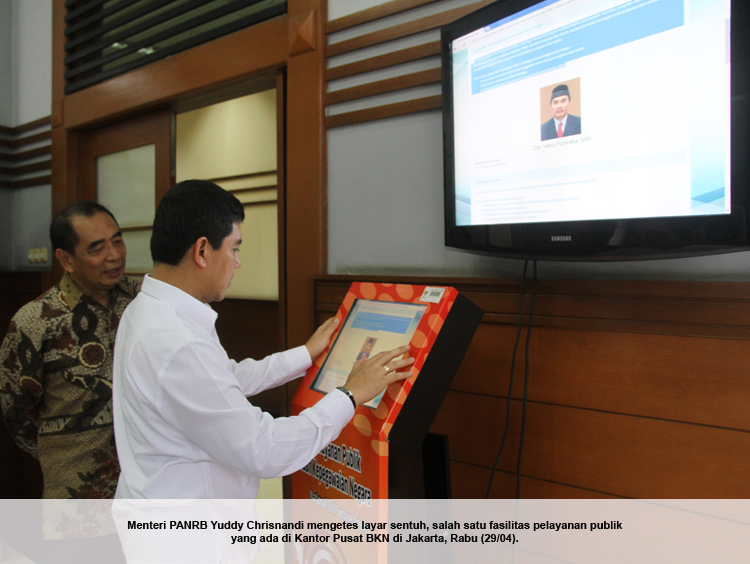 20150429 - Menteri meninjau BKN