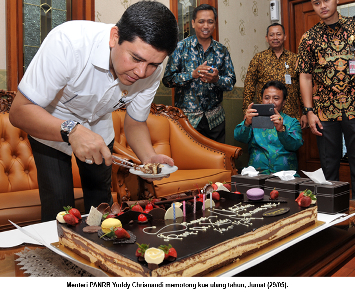 20150529 Yuddy potong kue ultah