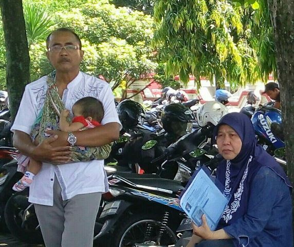 20171031 Semarang kakek gendong cucu anak ikut SKD