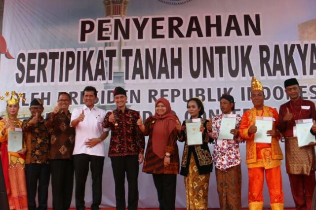 20171228 jambi serahkan sertipikat2