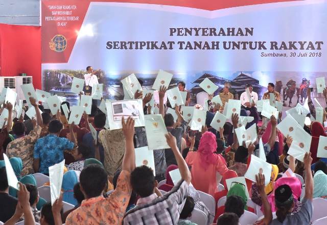 20180731 Jokowi bagi sertifikat tanah lombok