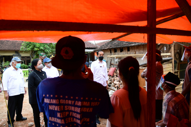 20210430 Tinjau Lokasi Terdampak Gempa Presiden Pastikan Pemerintah Bantu Rekonstruksi Rumah Warga