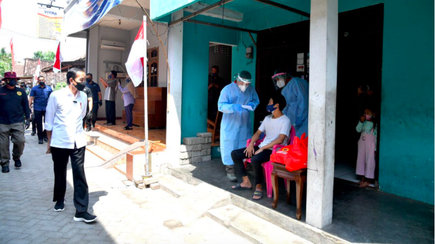 20210820 Presiden Jokowi Tinjau Program Vaksinasi dari Pintu ke Pintu di Kabupaten Madiun