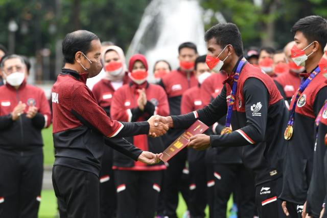 20220614 Presiden Jokowi Serahkan Bonus Bagi Atlet Peraih Medali SEA Games Ke 31 Vietnam