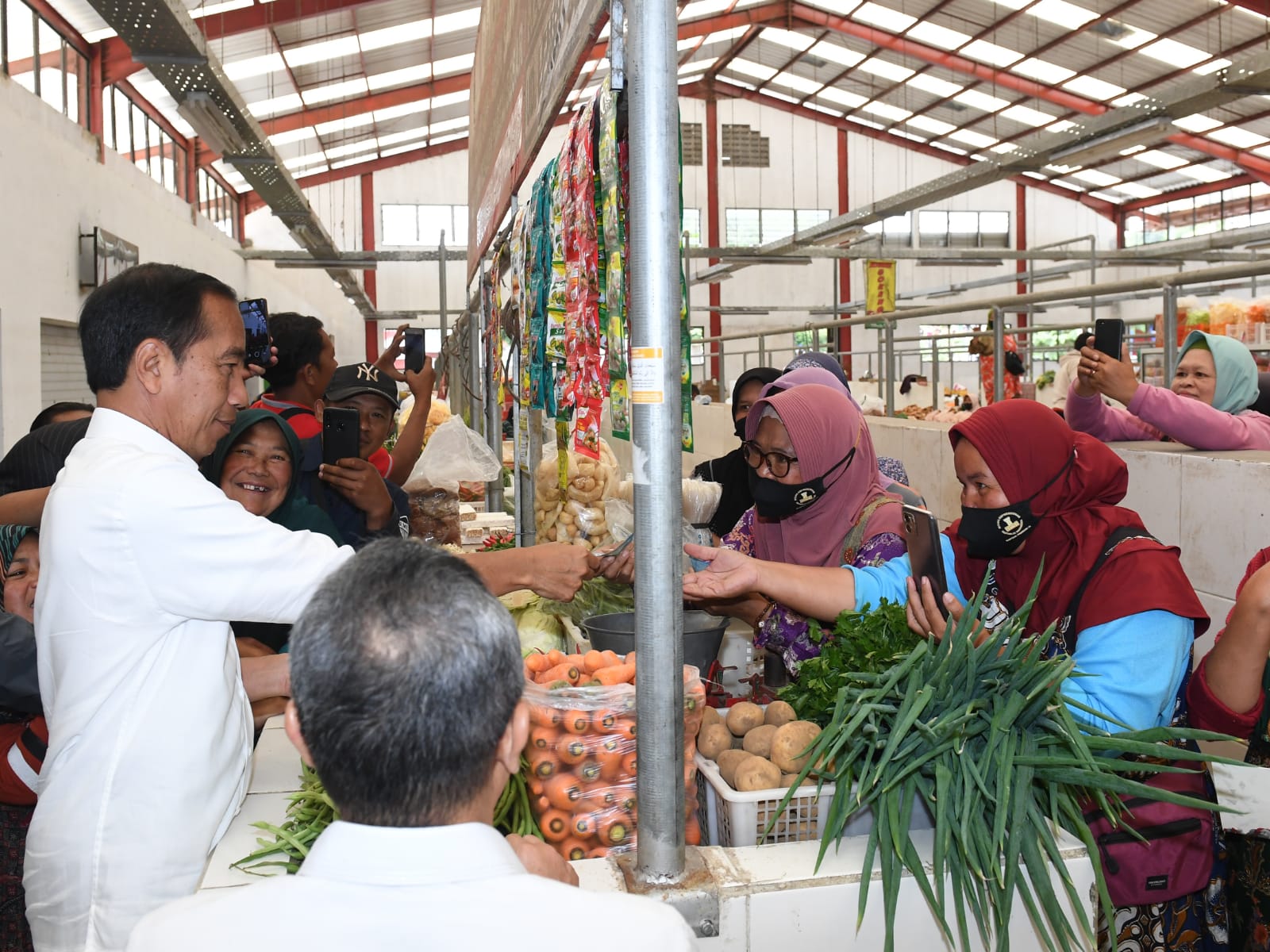 20230410 Presiden Pantau Harga Kebutuhan Pokok di Pasar Cepogo Boyolali