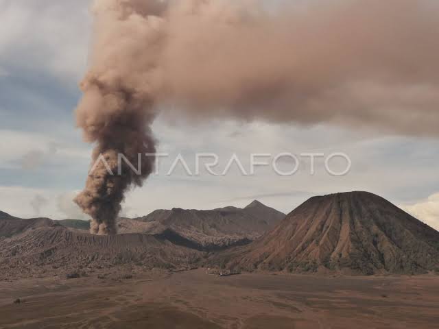 20231213 Status Waspada Gunung Bromo Keluarkan Asap