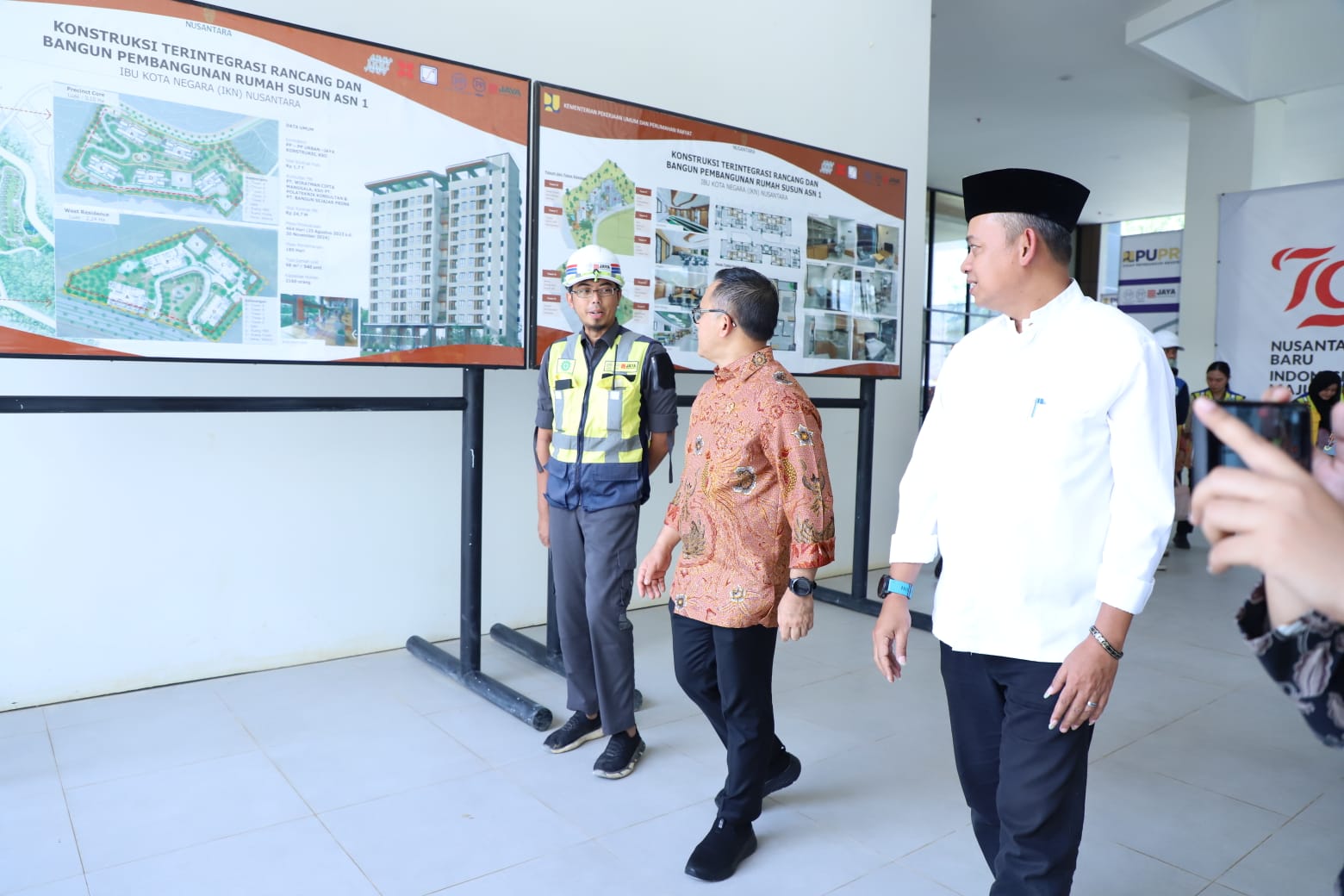 20240913 Usai Sidang Kabinet di IKN Menteri Anas Tinjau dan Pastikan Kesiapan Hunian ASN 3