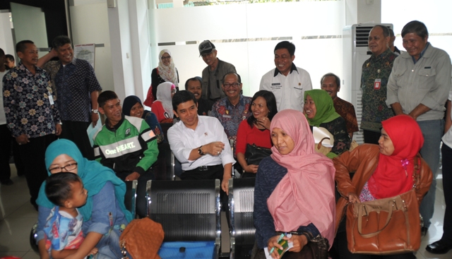 Menetri berbaur dengan warga yang tengah antre di BPN Bandung