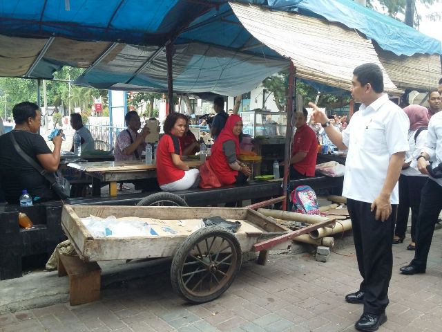 Minta PKL tidak buiang sampah ke laut