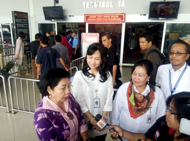 wawancara di depan terminal 1A