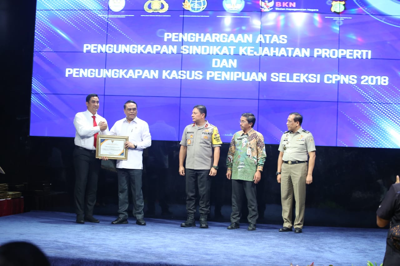 20190820 Menteri Penghargaan Polda 13