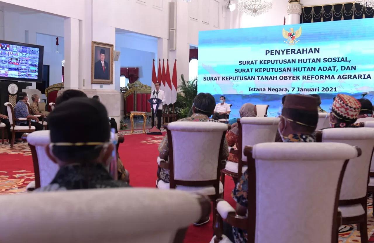 20210108 Presiden Jokowi Serahkan SK Pengelolaan Hutan Sosial Hutan Adat dan TORA se Indonesia