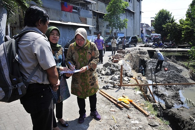 sidak kondisi proyek saluran oleh Walikota Surabaya