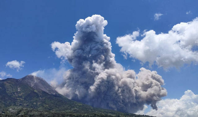 20230313 Gunung Merapi Muntahkan Awan Panas Waspadai Potensi Bahaya Tujuh Kilometer