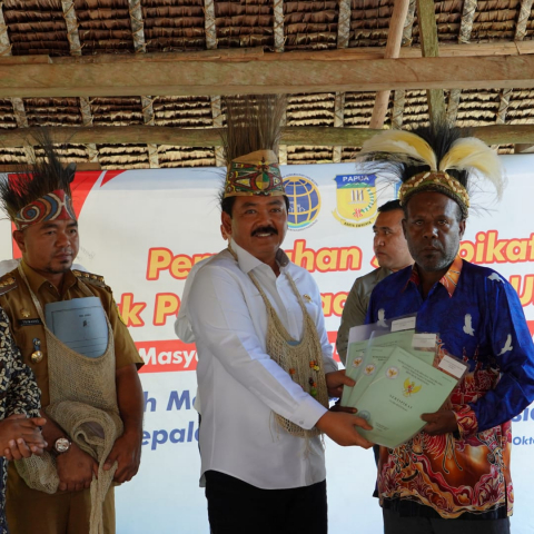 20231018 Menteri ATRKepala BPN Serahkan Sertifikat Tanah Ulayat Di Papua