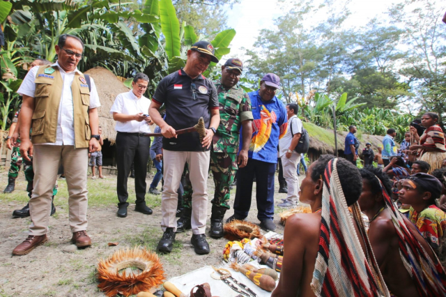 20231113 Berkunjung ke Suku Dani Menko PMK Minta Kebijakan Pemerintah Harus Berbasis Kearifan Lokal