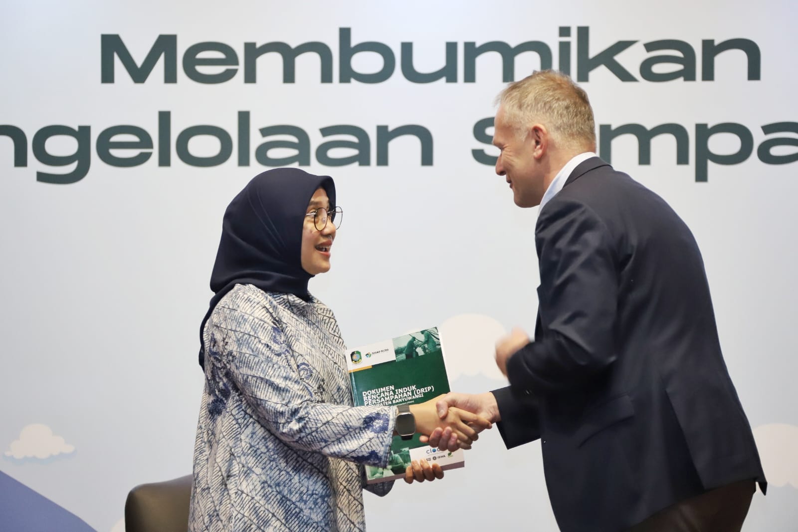 20240205 MENTERI Launching Buku Membumikan 5 Aspek Pengelolaan Sampah 9