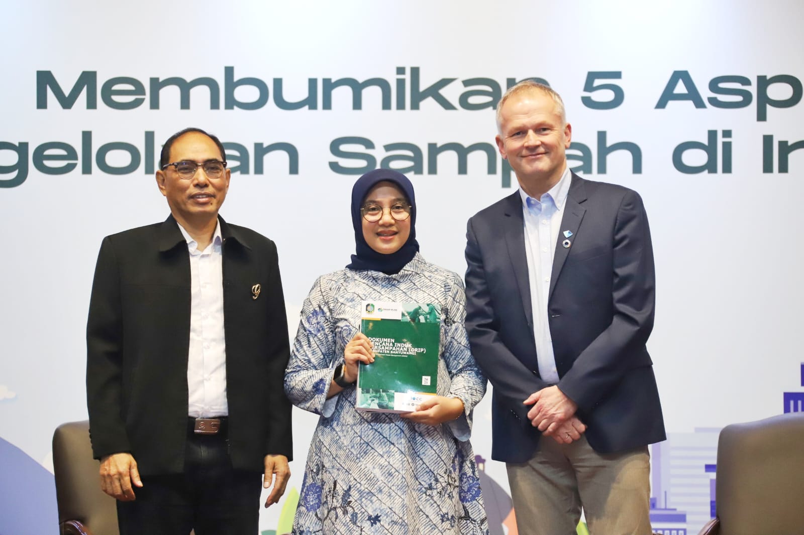 20240205 MENTERI Launching Buku Membumikan 5 Aspek Pengelolaan Sampah 9