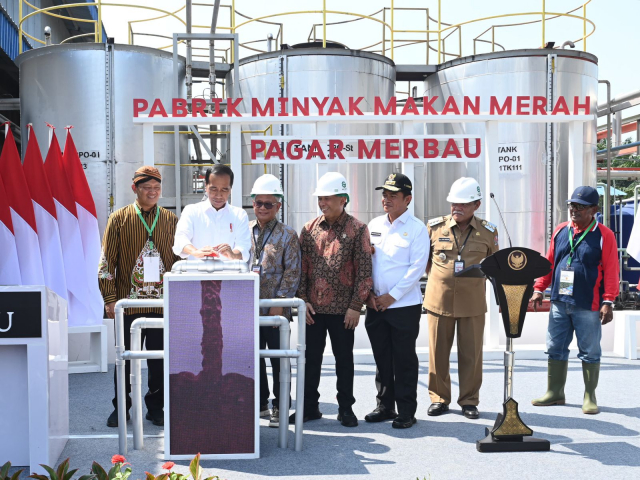 20240315 Presiden Jokowi Resmikan Pabrik Percontohan Minyak Makan Merah Pertama di Indonesia