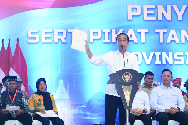 20240502 Presiden Jokowi Serahkan Ribuan Sertifikat Tanah Elektronik Hasil Redistribusi Tanah di Banyuwangi