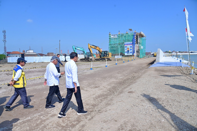 20240619 Presiden Jokowi Tinjau Proyek Pengendalian Banjir Rob di Tambak Lorok Semarang